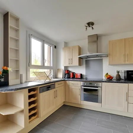 Chic Apart With Parking Apartment
