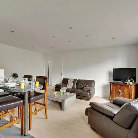 Chic Apart With Parking Apartment